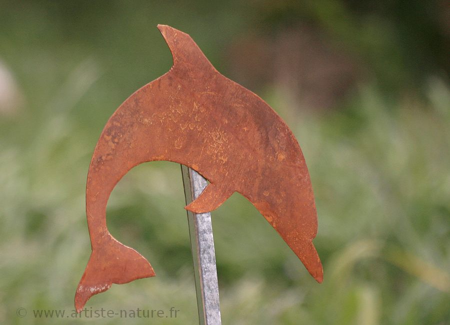 Décor dauphin en acier rouillé ciré
