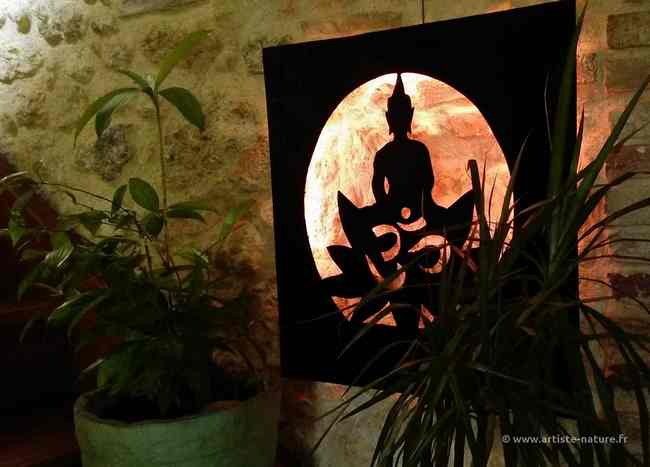 Luminaire zen et symbole hom en acier découpé à la main